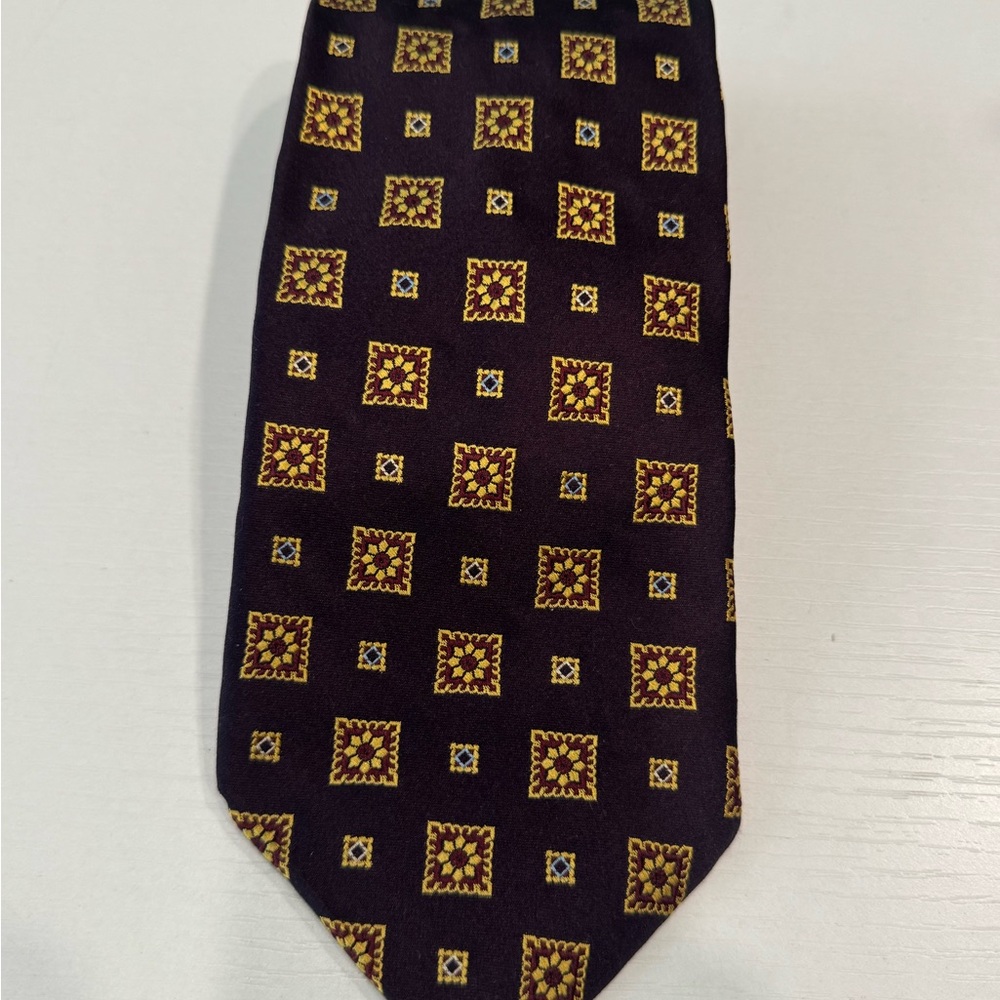 JS.A.Bank Men’s Elegant Patterned Tie in Dark Burgundy and Gold